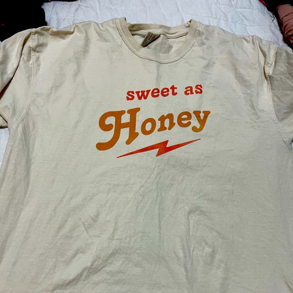 Comfort Colors brand 2x women’s tee. Sweet as Honey cream colored